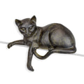 Resin figuur van een liggende kat met donkere patina, over de rand hangend – 20,9 cm – VntiQue