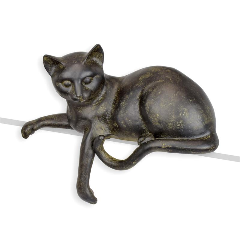 Resin figuur van een liggende kat met donkere patina, over de rand hangend – 20,9 cm – VntiQue