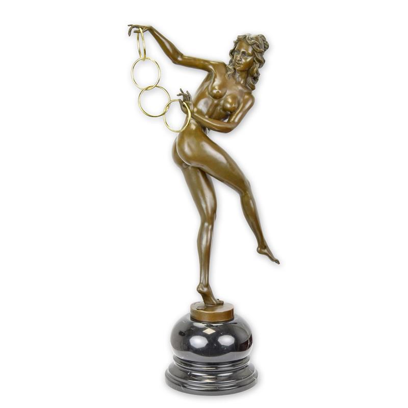 Bronzen sculptuur “Magic Rings”, danseres met ringen op zwarte marmeren sokkel – 53,5 cm – VntiQue