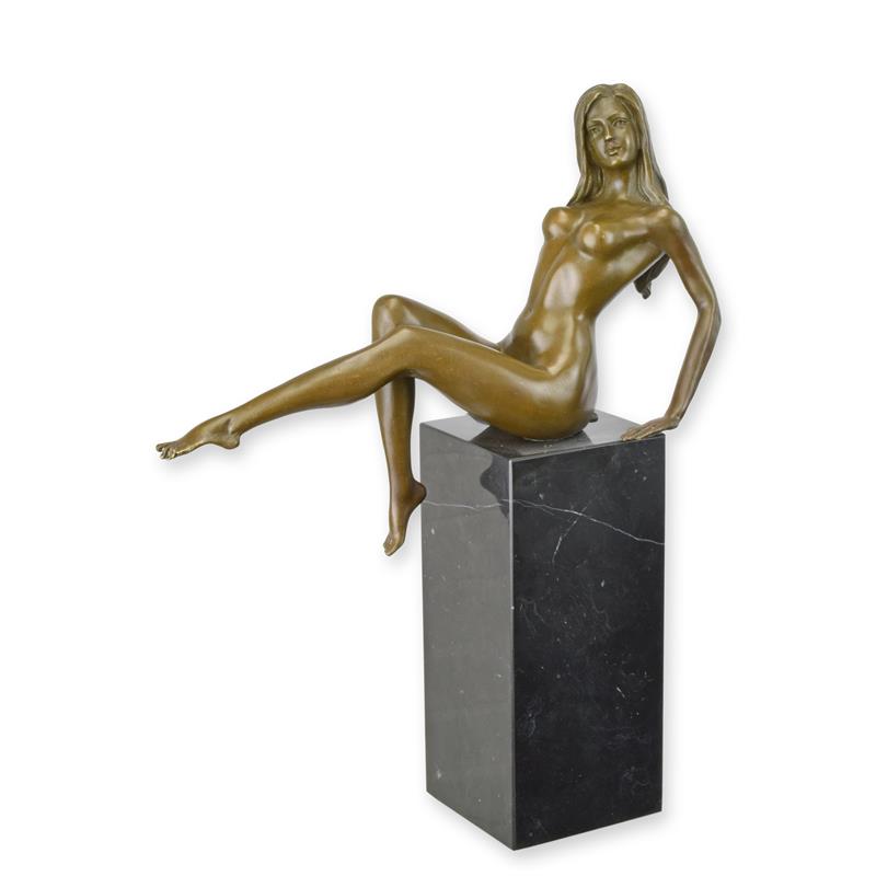 Bronzen sculptuur naakte vrouw met bruine patina op marmeren sokkel – 33 cm – VntiQue