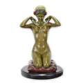 Bronzen beeld “Nieuwe Ketting”: knielende vrouw met gouden ketting op rood kussen, marmeren sokkel – 29 cm – VntiQue