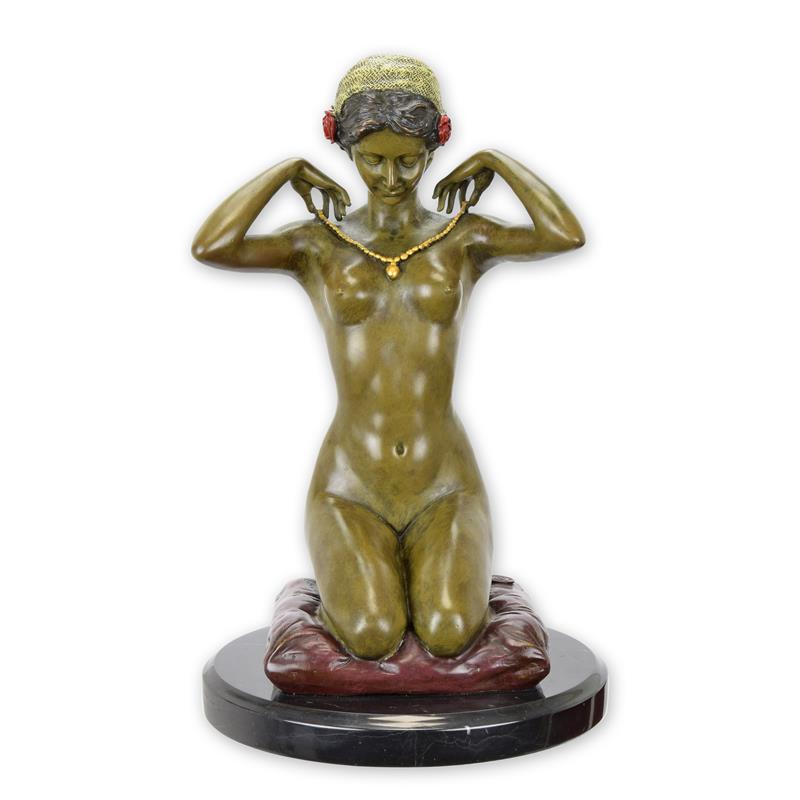 Bronzen beeld “Nieuwe Ketting”: knielende vrouw met gouden ketting op rood kussen, marmeren sokkel – 29 cm – VntiQue