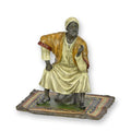Bronzen sculptuur oriëntaalse handelaar met gekleurde afwerking op tapijt basis – 13 cm – VntiQue