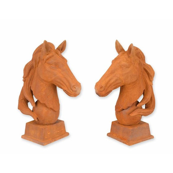 Set van 2 roestkleurige gietijzeren paardenhoofden op sokkel – VntiQue

