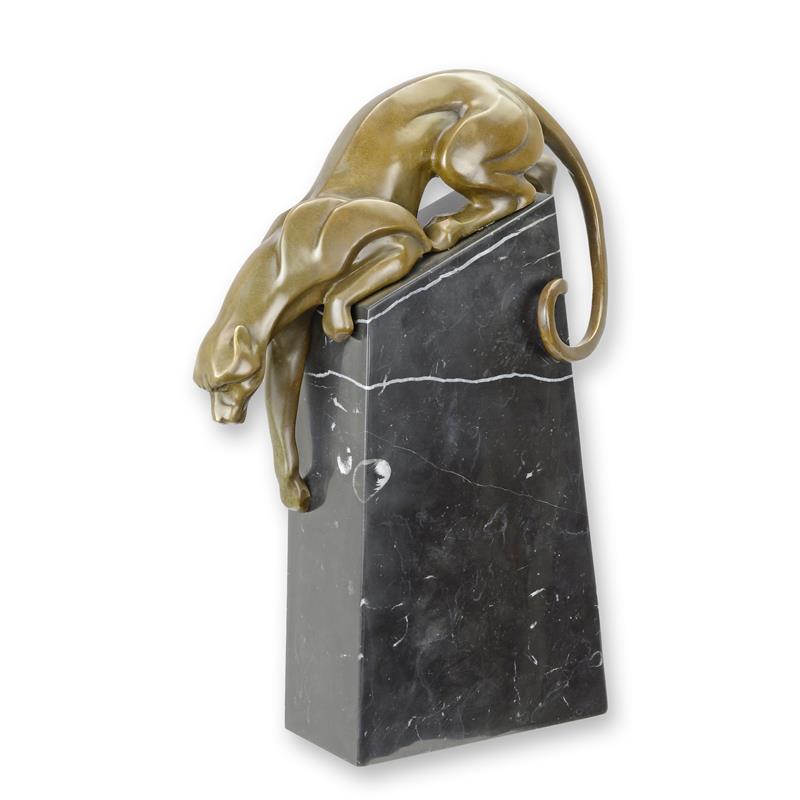Bronzen sculptuur van afdalende panter op zwarte marmeren sokkel, bruine patina – 34,3 cm – VntiQue