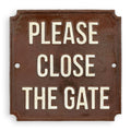 Gietijzeren wandbord “Please Close The Gate”, roestbruin met witte letters – 18,8 cm – VntiQue