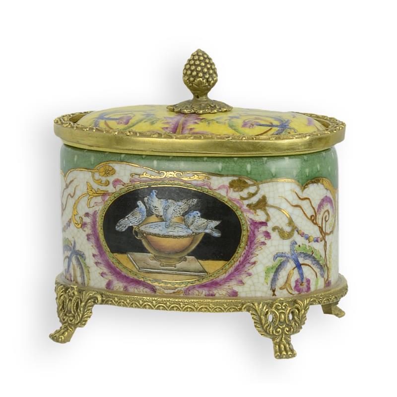 Ovale porseleinen doos met vergulde bronzen pootjes en ananas-dekselknop, handbeschilderd decor