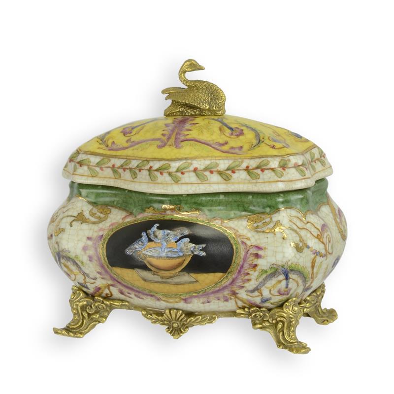Ovale porseleinen doos met vergulde bronzen pootjes en zwaan-knop, handbeschilderd decor