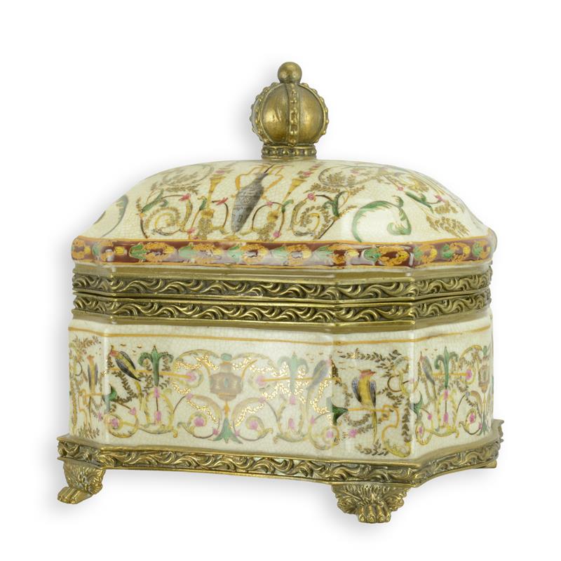 Porseleinen bewaardoos met messing monturen, koepeldeksel en kroon-finiaal op pootjes – 20 cm