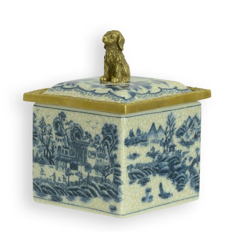 Vierkante blauw-witte porseleinen doos met vergulde bronzen rand en hond als dekselknop – 13 cm