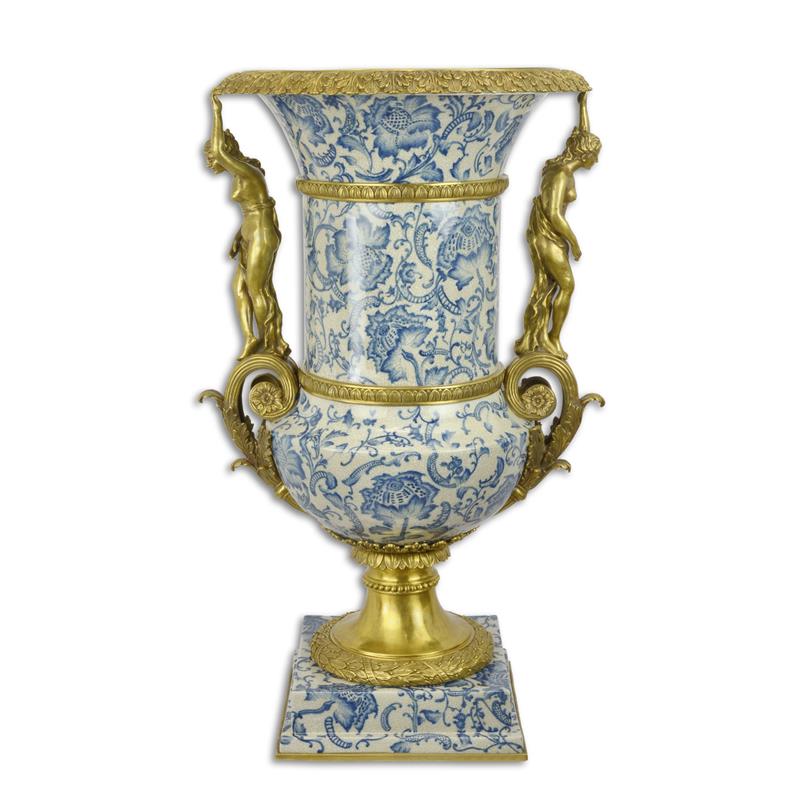 Porseleinen urn blauw-wit met vergulde bronzen monturen – 85,7 cm – VntiQue