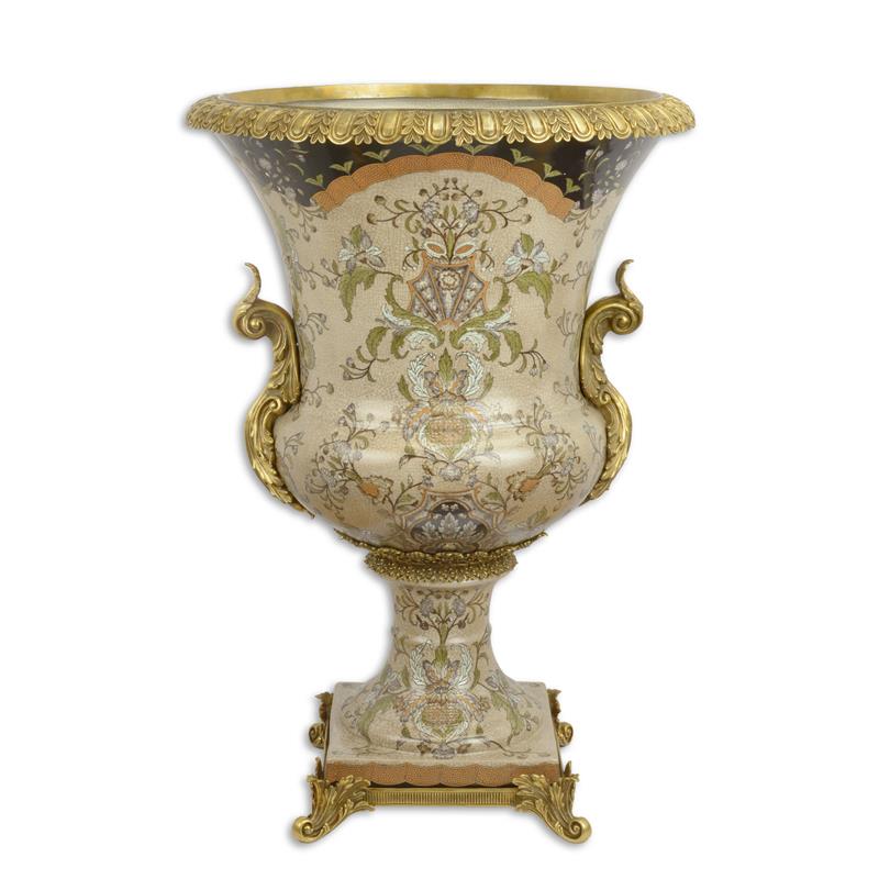 Grote porseleinen urn met vergulde bronzen monturen, krulhandgrepen en geornamenteerde voet – 75,5 cm hoog, Ø 52 cm