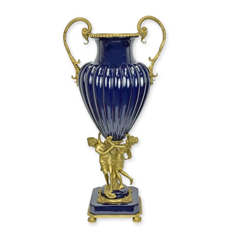 Kobaltblauwe porseleinen urn met vergulde bronzen monturen, dubbele handgrepen en figurines op sokkel – 78,7 cm