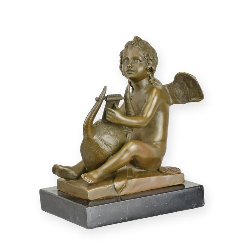 Bronzen putto spelend op lier, op zwarte marmeren sokkel – 11,7 cm – VntiQue