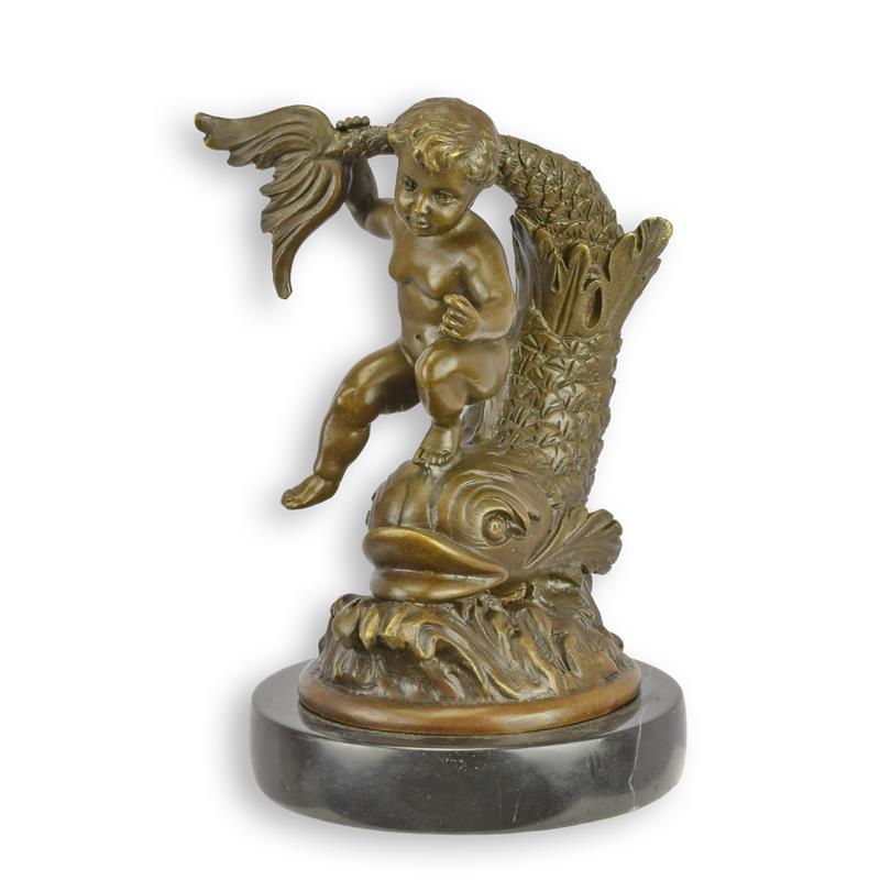 Bronzen putto op vis met golvende basis, op zwarte marmeren sokkel – 15,9 cm – VntiQue