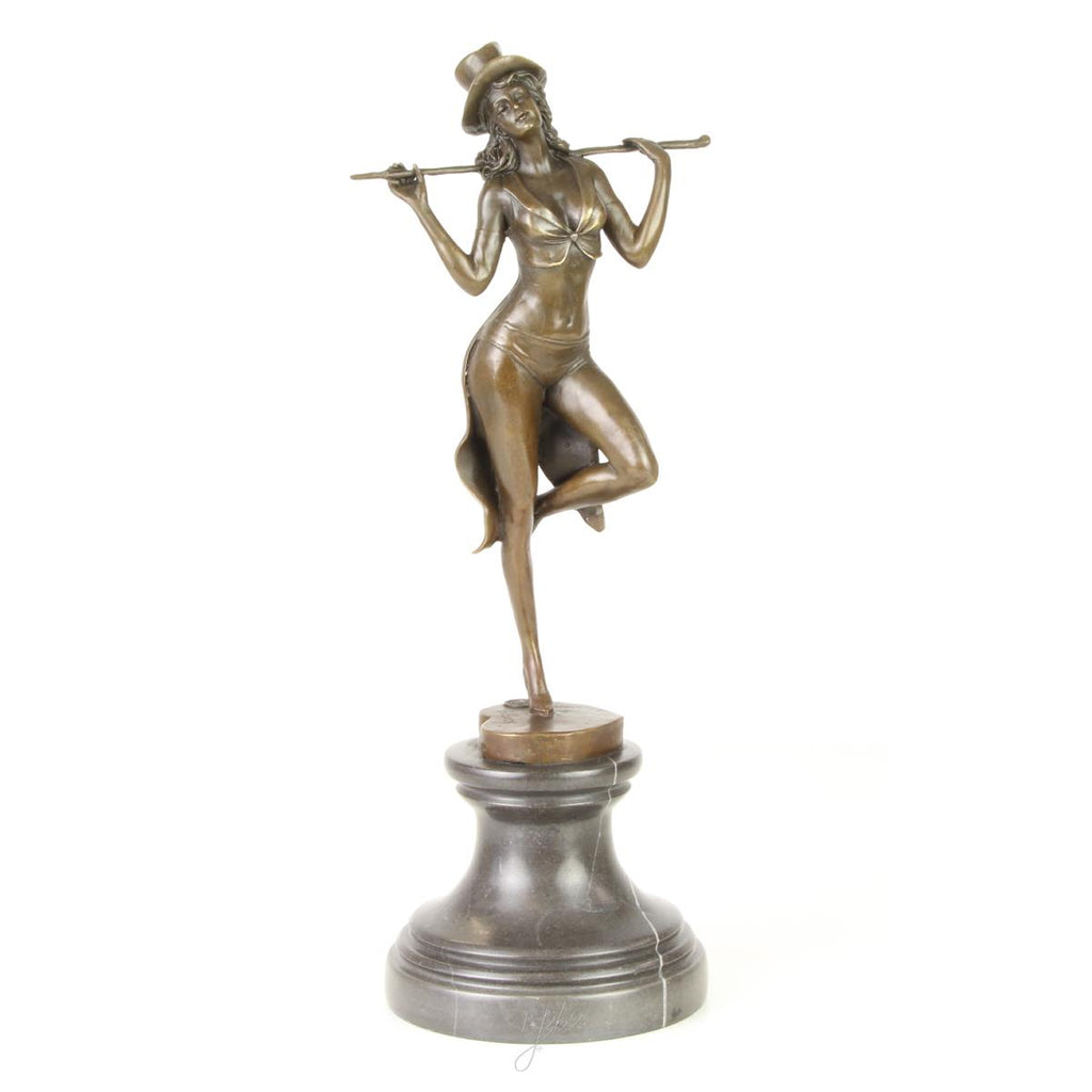 Bronzen beeld van revue danseres met stok en hoed op marmeren sokkel, bruin patina – 38,2 cm – VntiQue