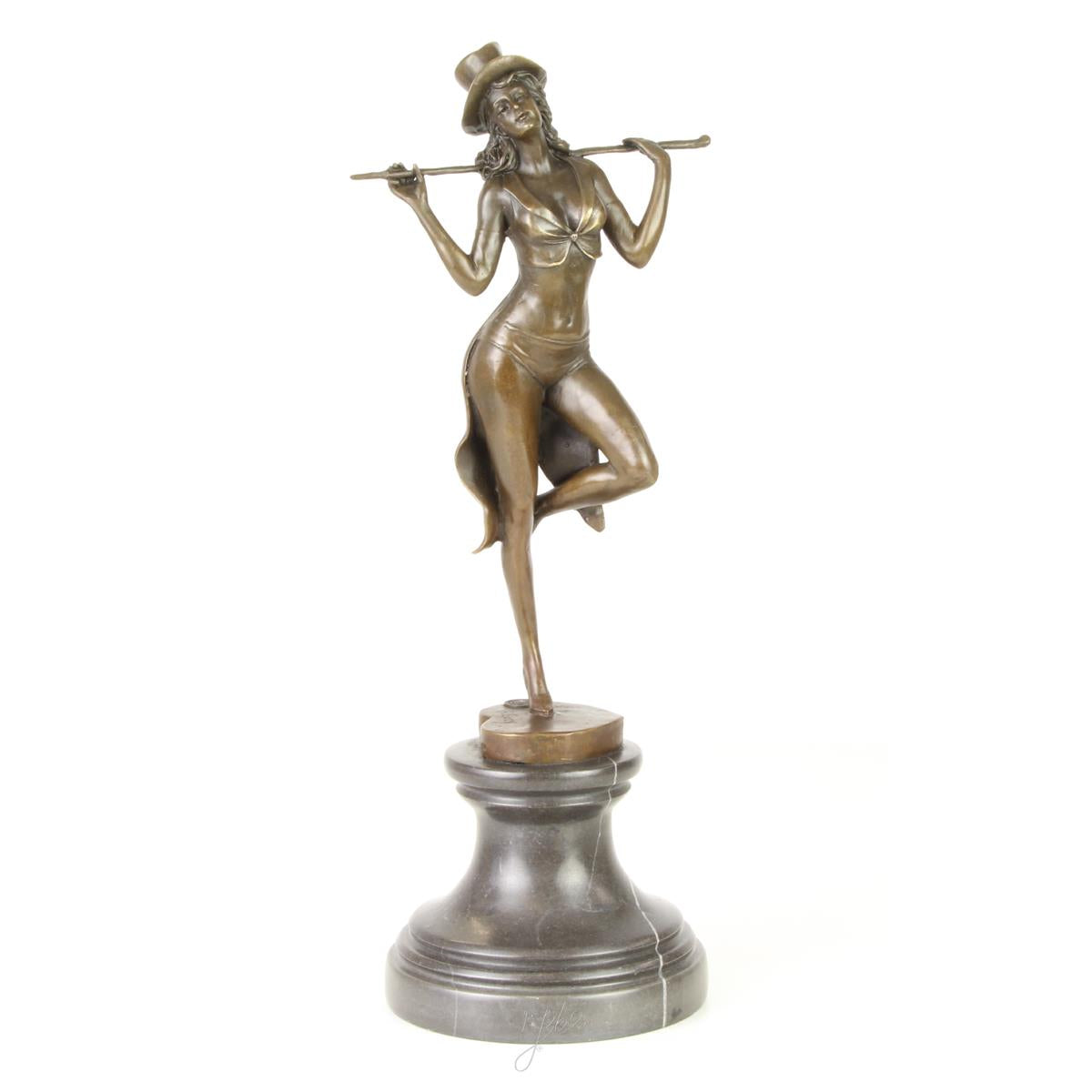 Bronzen beeld van revue danseres met stok en hoed op marmeren sokkel, bruin patina – 38,2 cm – VntiQue