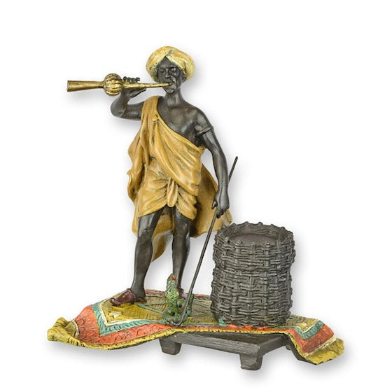 Bronzen beeld slangenbezweerder full color op tapijt en mand 13,9 cm – VntiQue