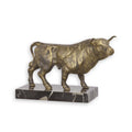 Gietijzeren stier op zwarte marmeren sokkel, bronstint – 18,5 cm – VntiQue