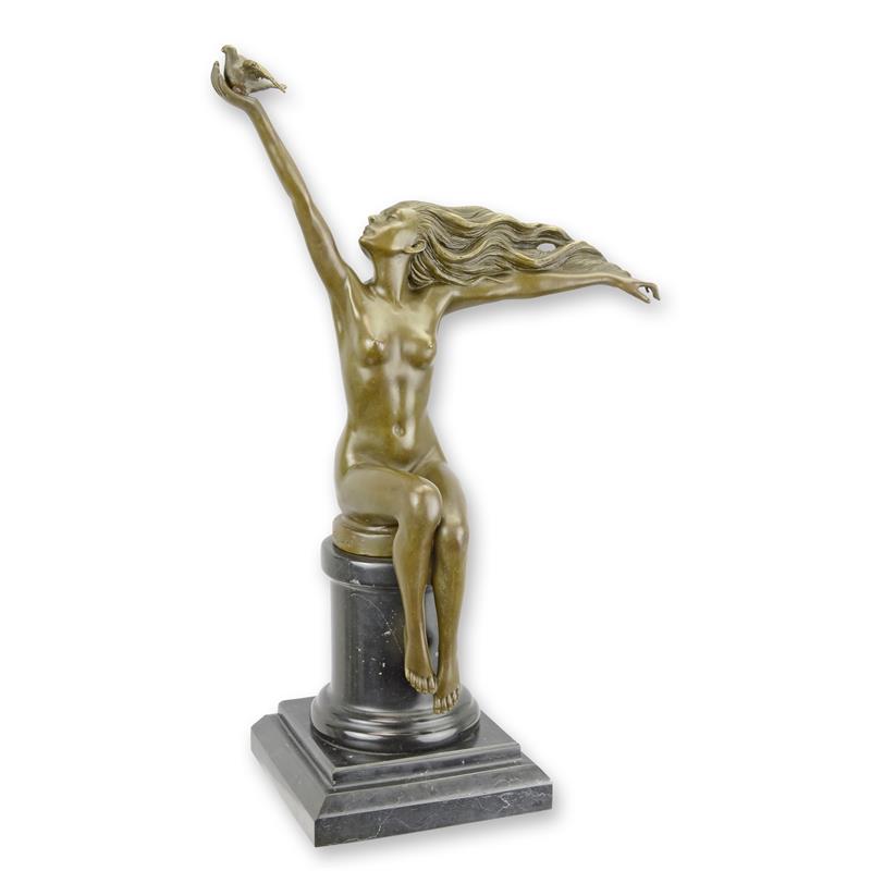Bronzen sculptuur vrouw met duif met bruine patina op marmeren sokkel – 42 cm – VntiQue