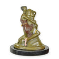 Bronzen beeld vrouw omarmt fallus, meerkleurige patina, op marmeren sokkel – 17,7 cm – VntiQue