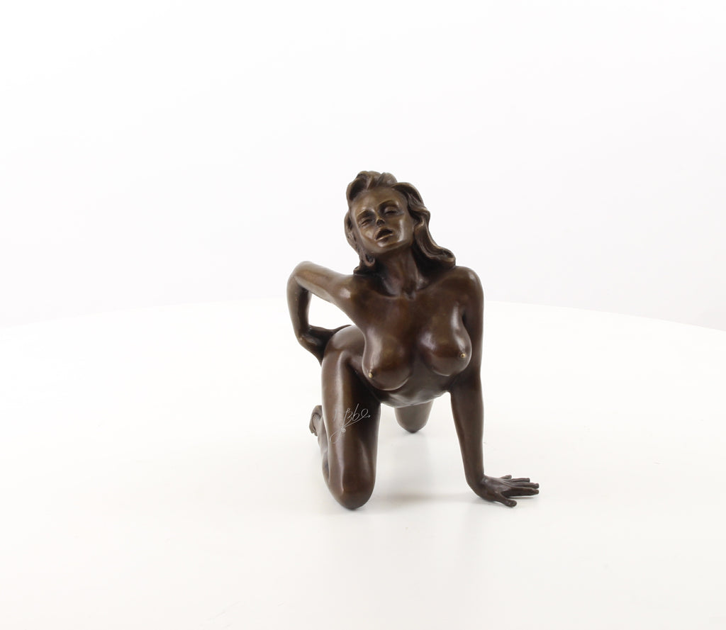Bronzen erotisch vrouwenbeeld – knielende naaktfiguur