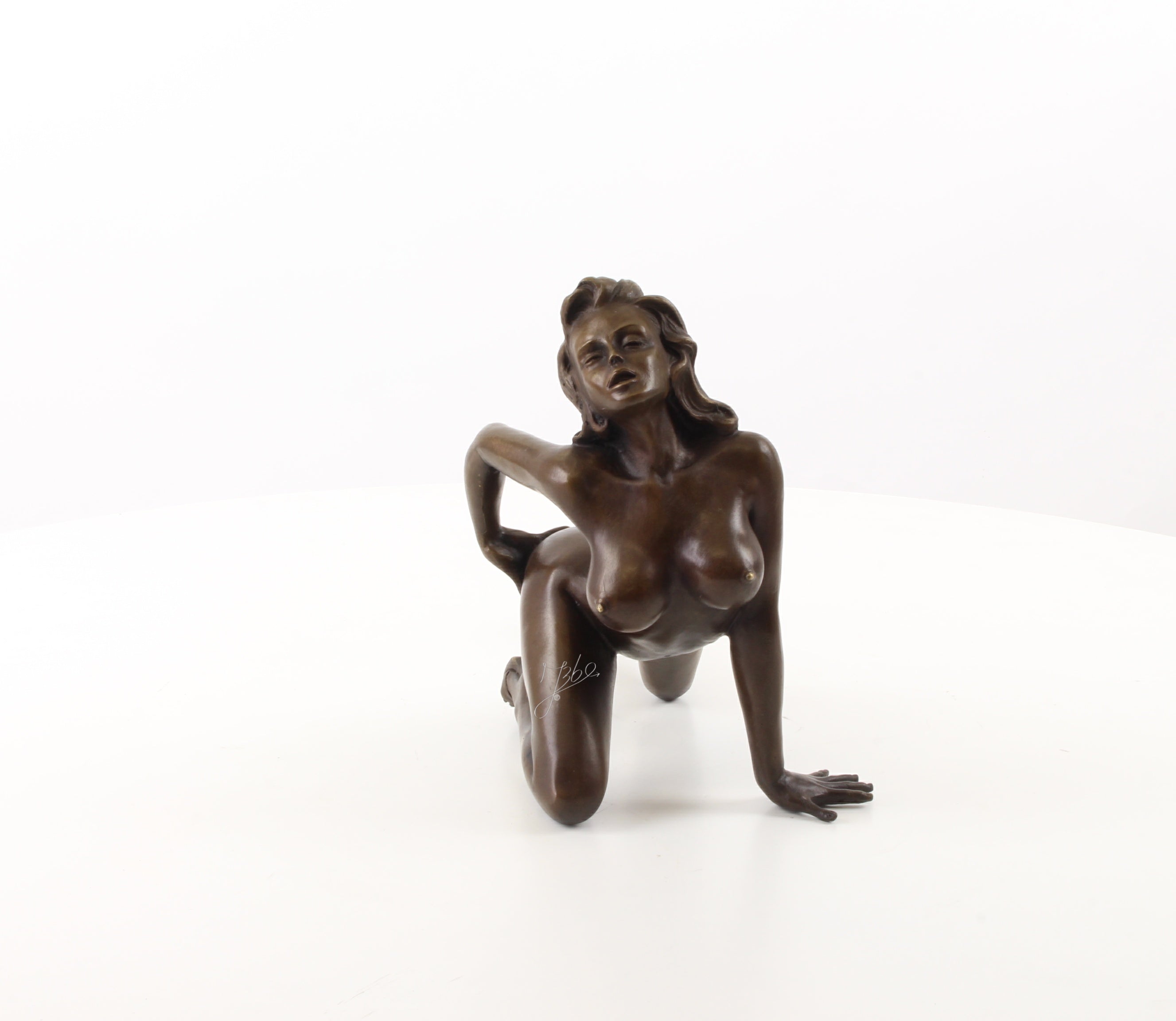 Bronzen erotisch vrouwenbeeld – knielende naaktfiguur