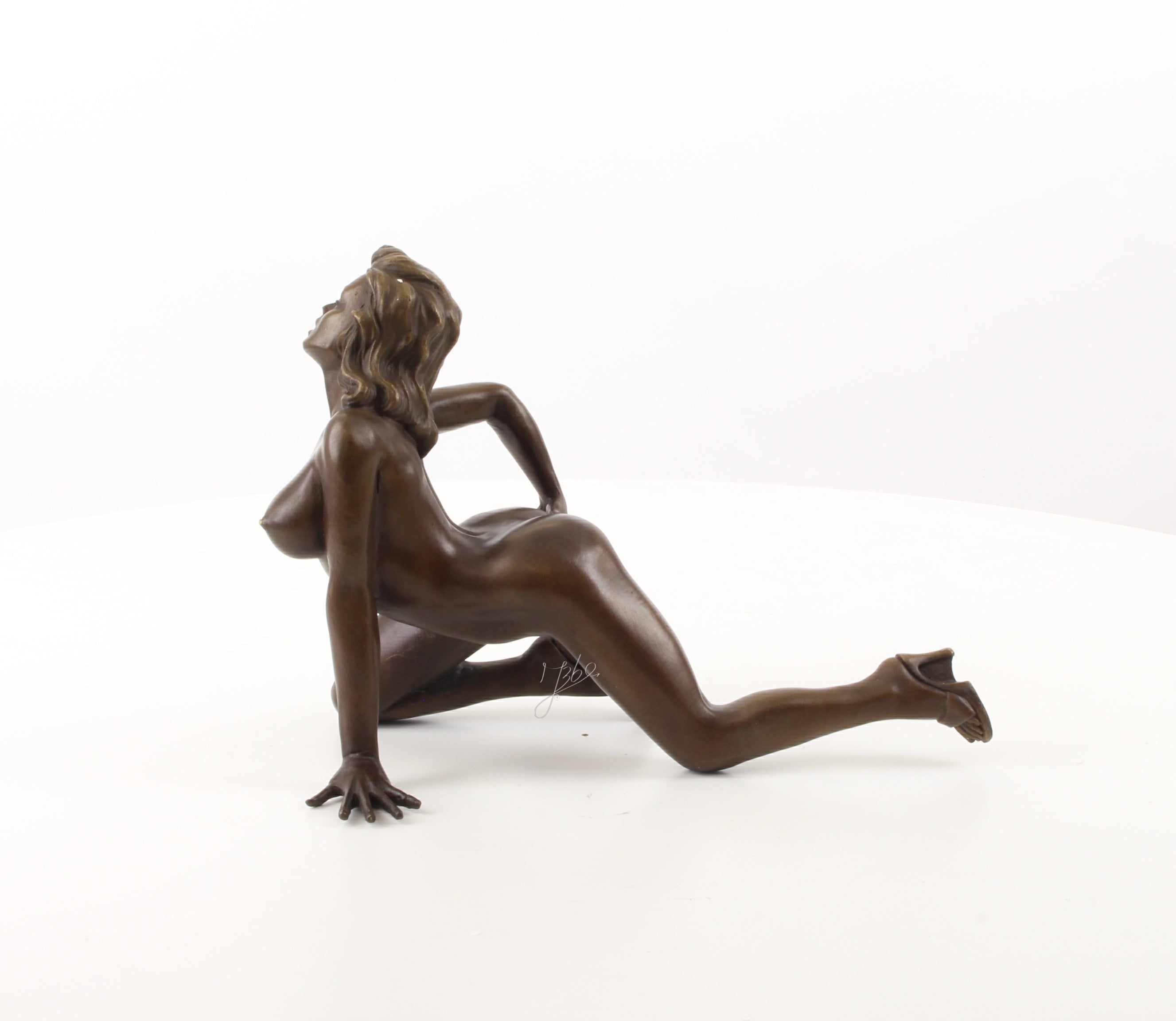 Bronzen erotisch vrouwenbeeld – knielende naaktfiguur