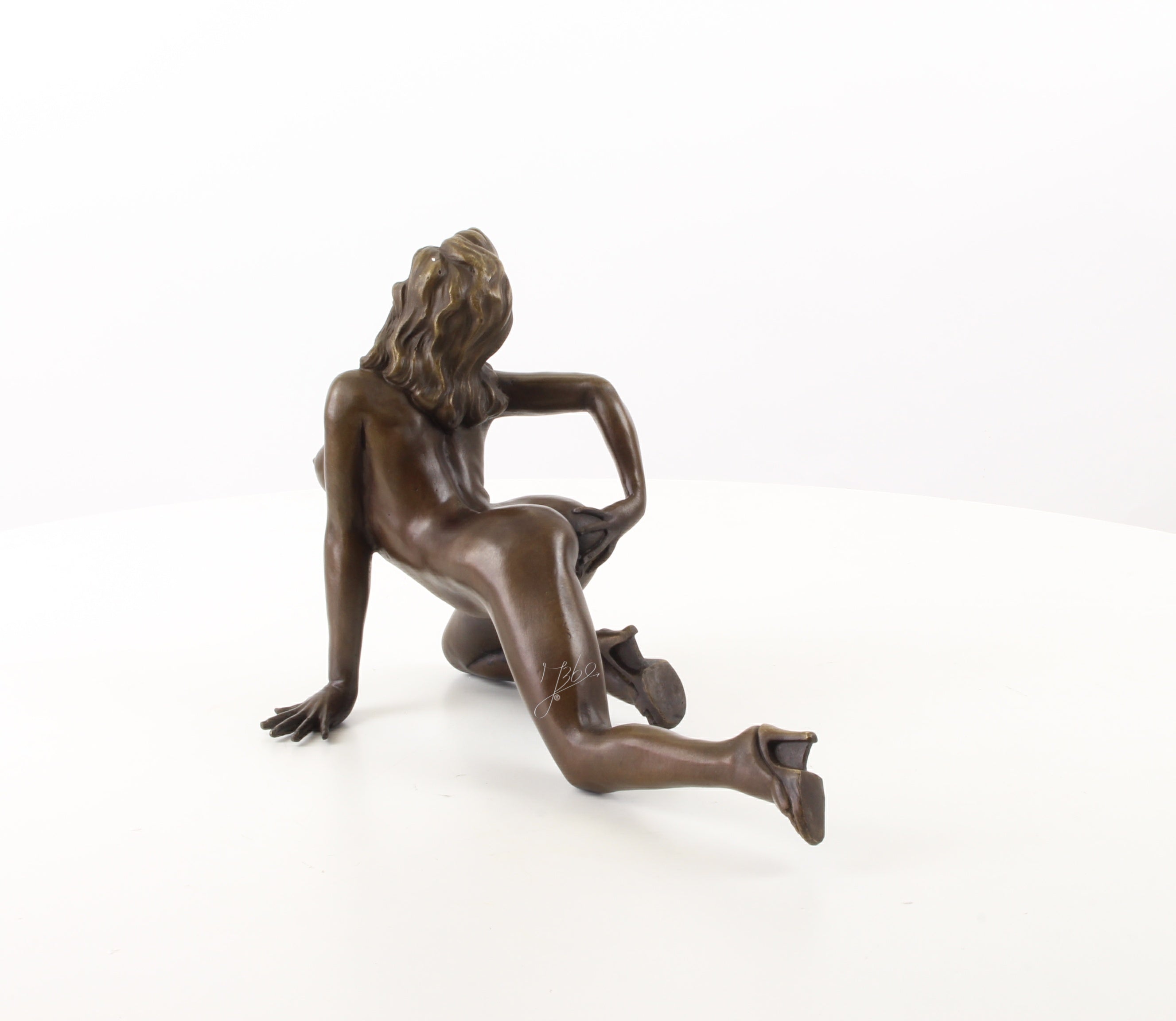 Bronzen erotisch vrouwenbeeld – knielende naaktfiguur