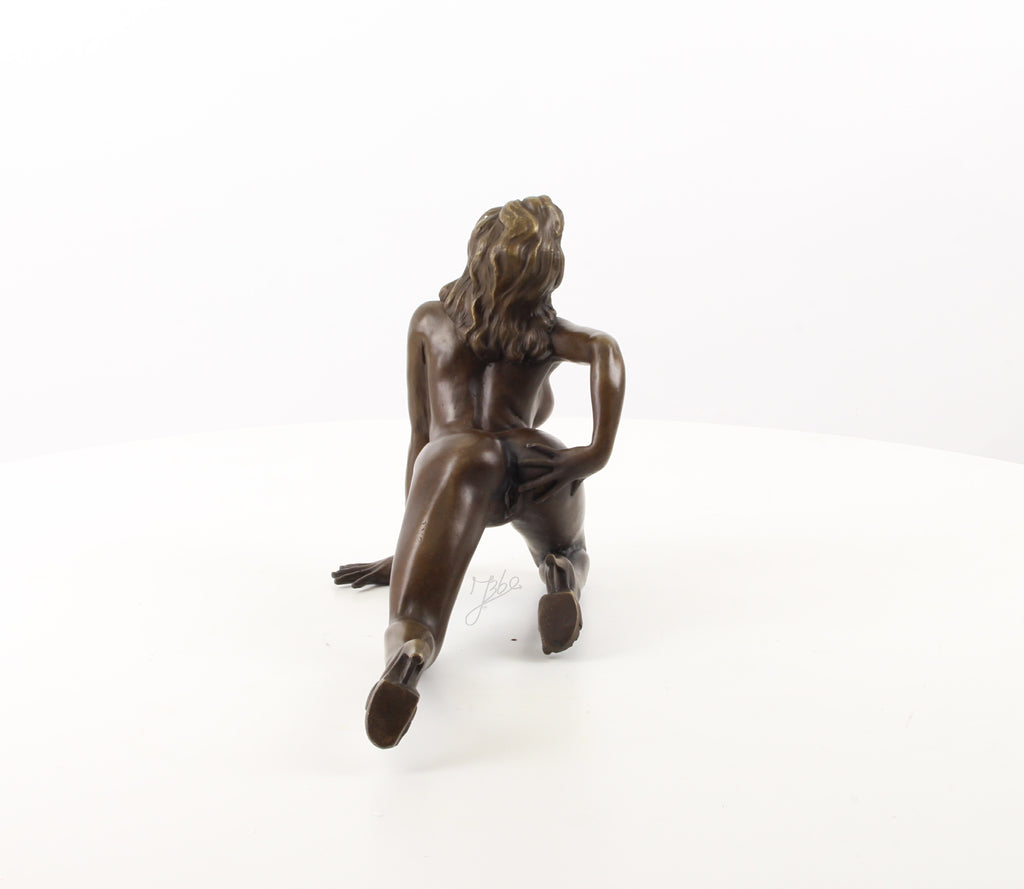 Bronzen erotisch vrouwenbeeld – knielende naaktfiguur