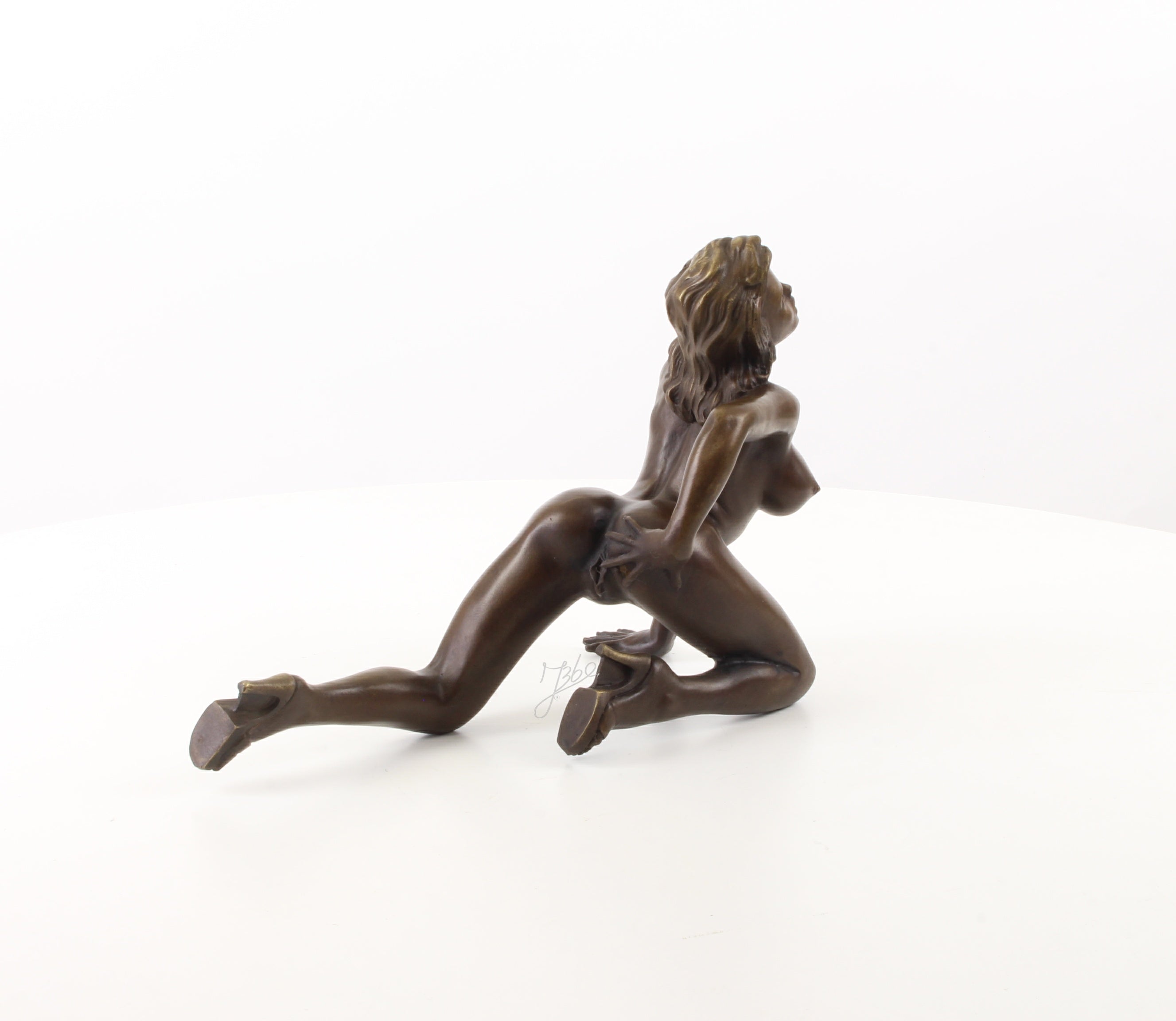 Bronzen erotisch vrouwenbeeld – knielende naaktfiguur