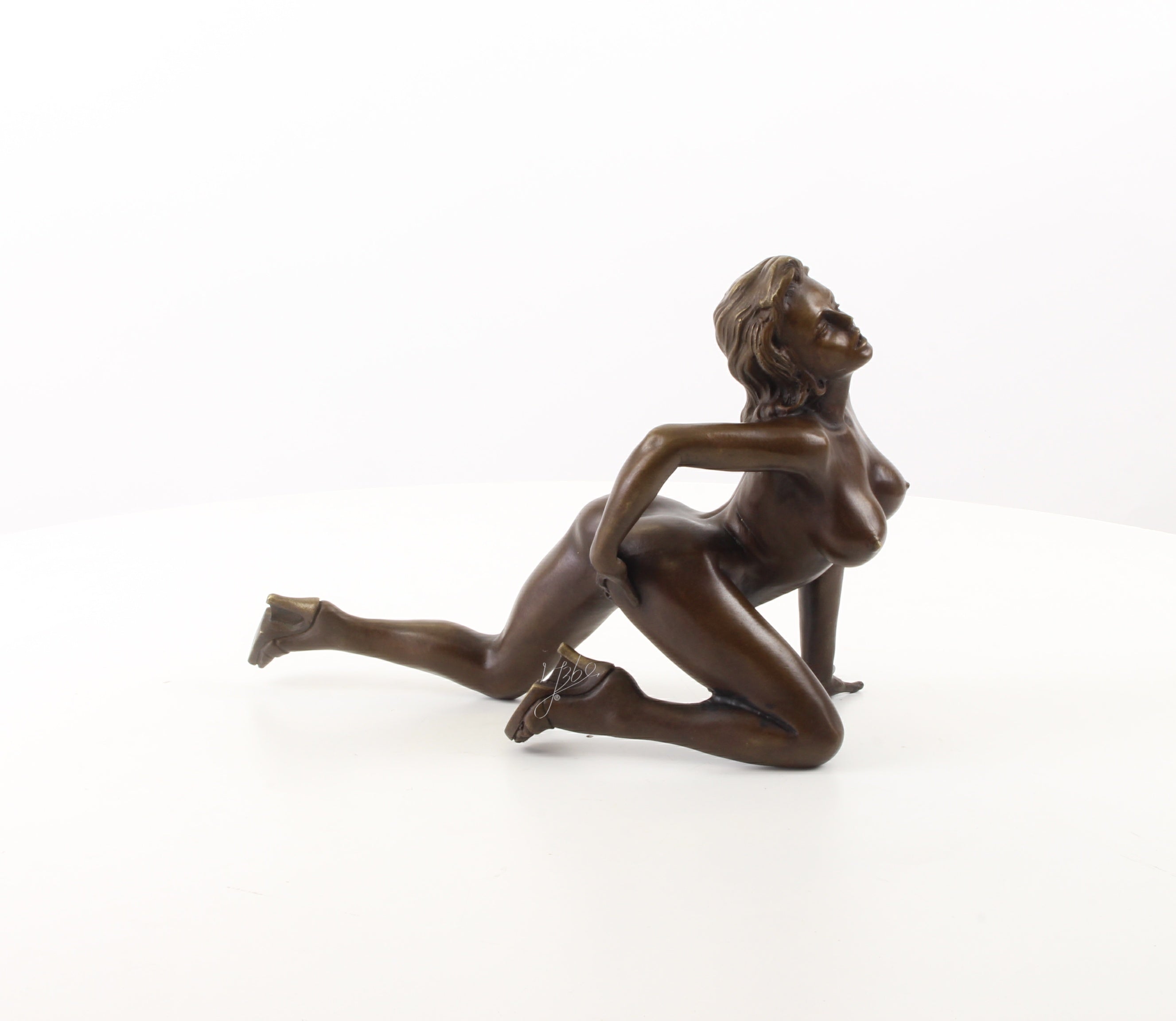Bronzen erotisch vrouwenbeeld – knielende naaktfiguur