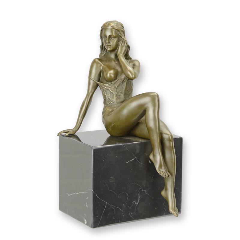 Bronzen beeld zittende dame, bruine patina, op marmeren sokkel – 24,7 cm – VntiQue