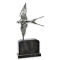 Bronzen sculptuur zwaluw in vlucht met verzilverde afwerking op marmeren sokkel – 48 cm – VntiQue